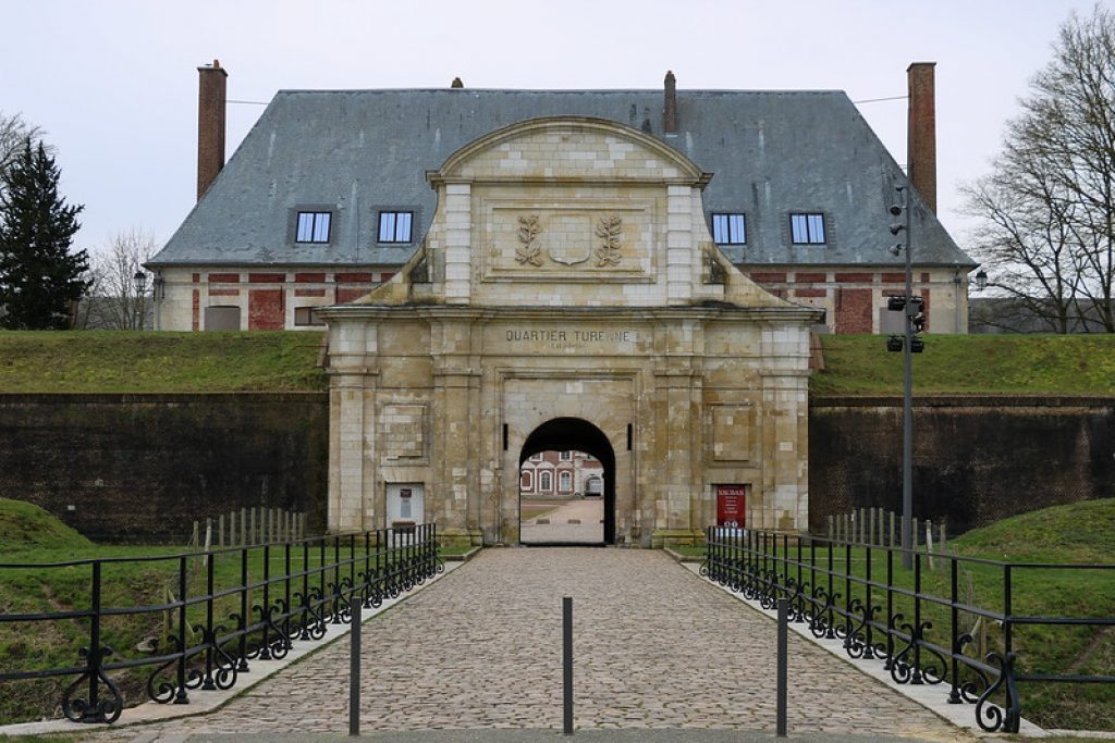 La citadelle d'Arras est construite par Vauban de 1668 à 1672, pour défendre la place d'Arras. Elle est inscrite au patrimoine mondial de l'Unesco.

